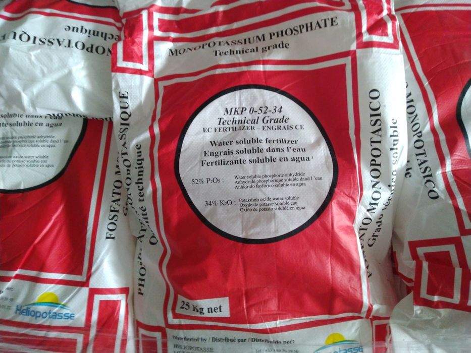 Мінеральні добрива. Селітра  карбамід  нитроамофос  селитра  мочевина.