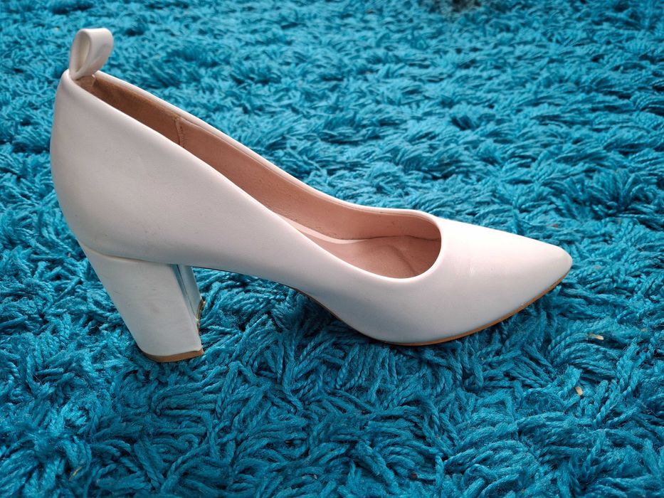 Продам білі туфлі