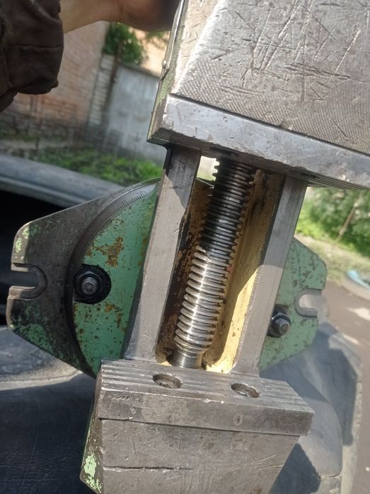 Станочні металеві тіски