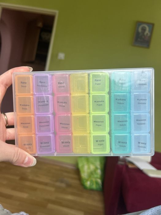 Pudelko sortownik na leki 7 dni 4 pory 28 pól kolorowy plastikowy dozownik