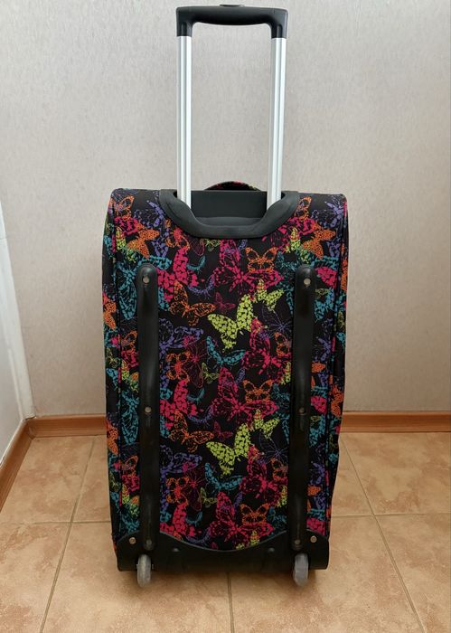 Сумка на колесах AIRTEX 65x35x25 з яскравим принтом метеликів