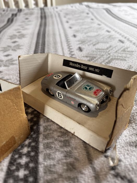 Lote de 2 miniaturas de carros mercedes