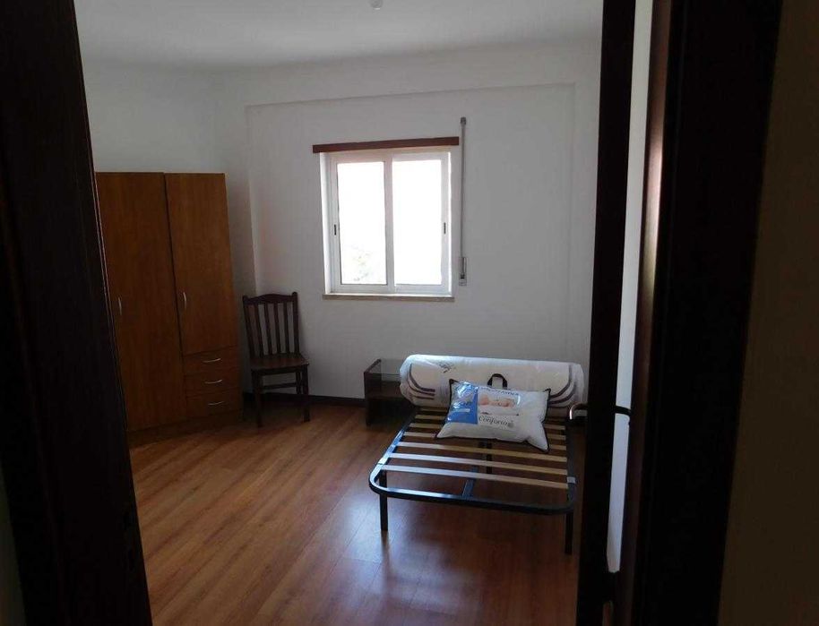 Alugo quarto individual em Carcavelos