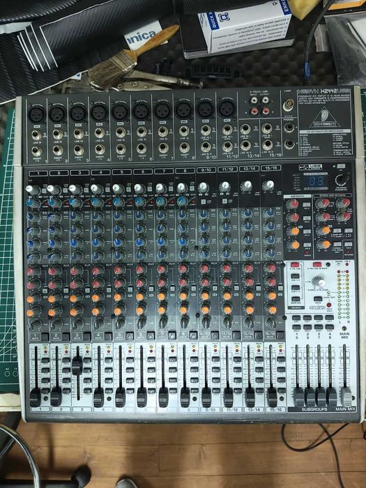 Mesa Mistura Behringer Xenyx X2442USB