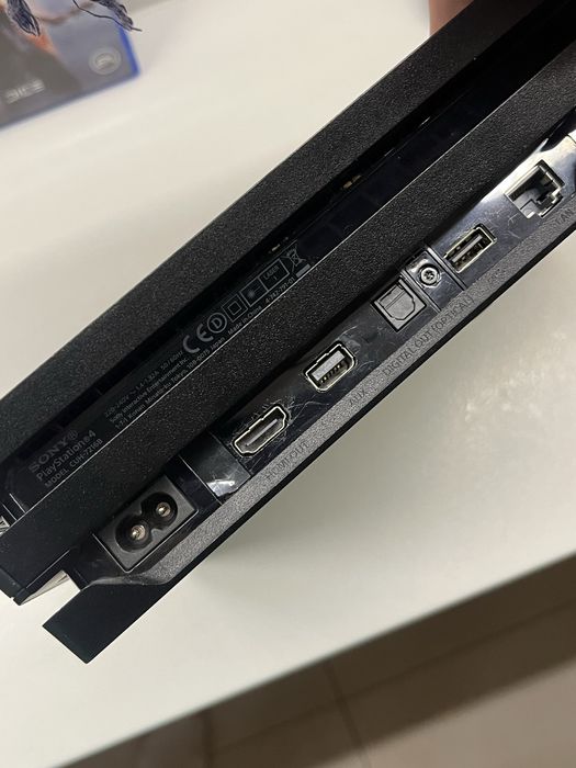 Konsola ps4 pro 1 tb
