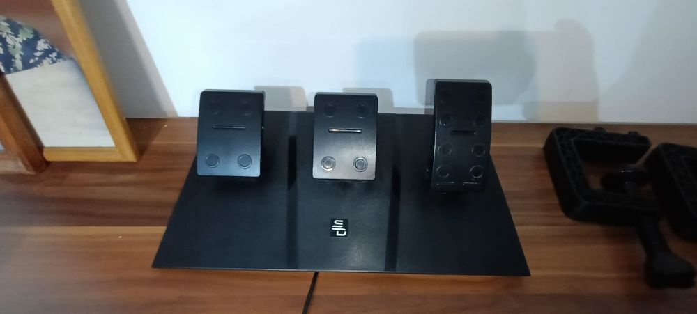 OPORTUNIDADE! Vendo volante, pedais e caixa de mudanças como novo.