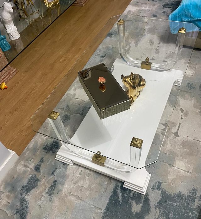 Móvel e mesa de sala de visitas