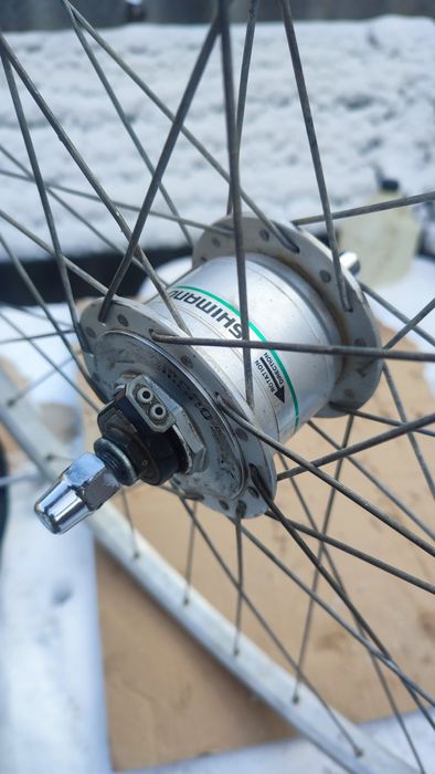 Динамо втулка Шимано.