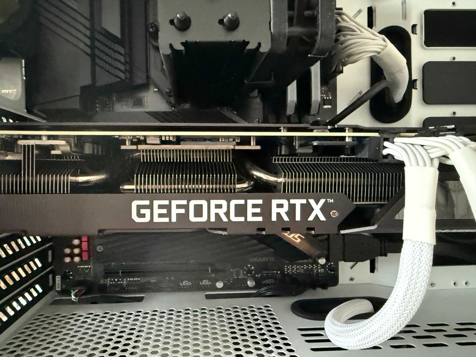 PC Desktop High-End Gaming/Trabalho (Ryzen 9 5900X, RTX 3070 OC, 32GB RAM, 1TB NVMe) + Setup 2 Monitores LG com Suporte Duplo