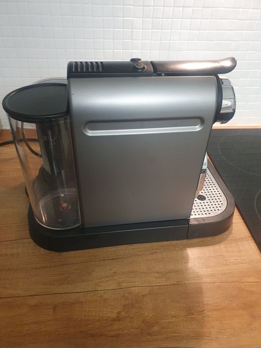 Ekspres do kawy Krups na kapsułki, spieniacz