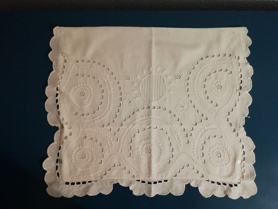 Almofadas bordadas e de renda, duas delas com quase 100 anos