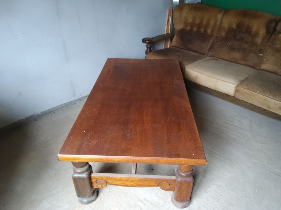Шкіряний диван. Дубовий столик.