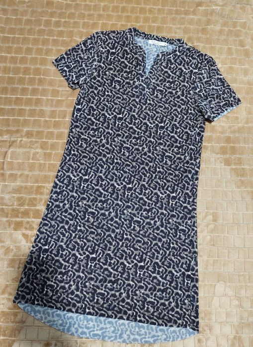 Сукня в рубчик з принтом