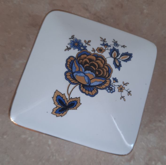 Шкатулка пррцеляна