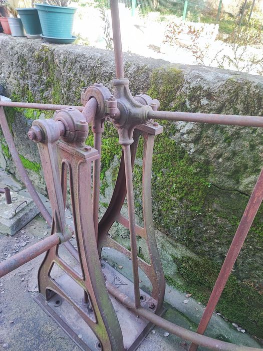 Bomba de água manual antiga em ferro fundido – decorativa / restauro