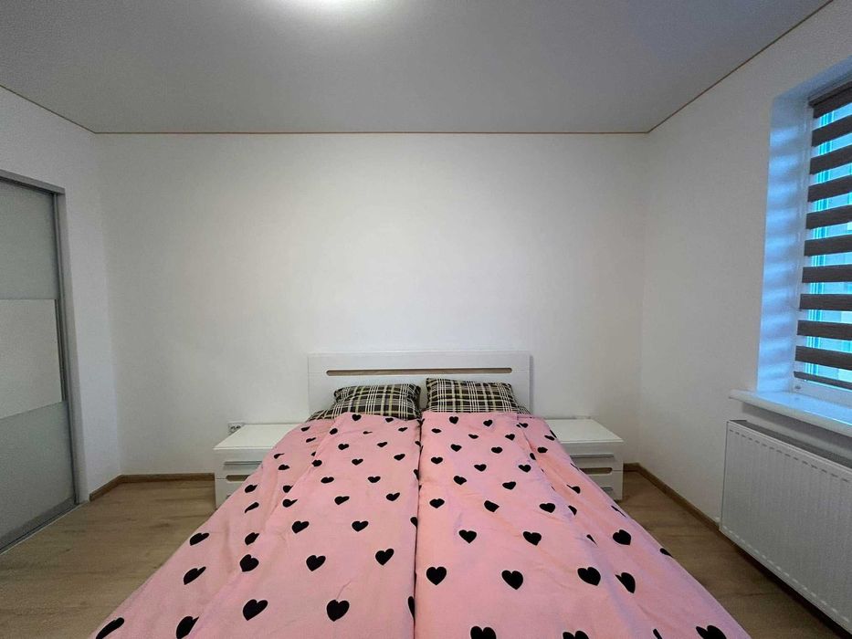 Простора двокімнатка з краєвидом на гори