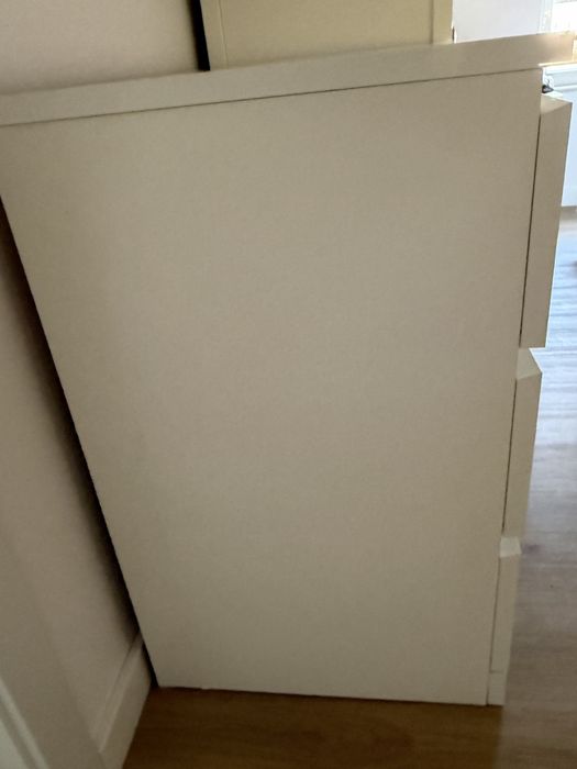 Comoda e mesa de cabeceira ikea