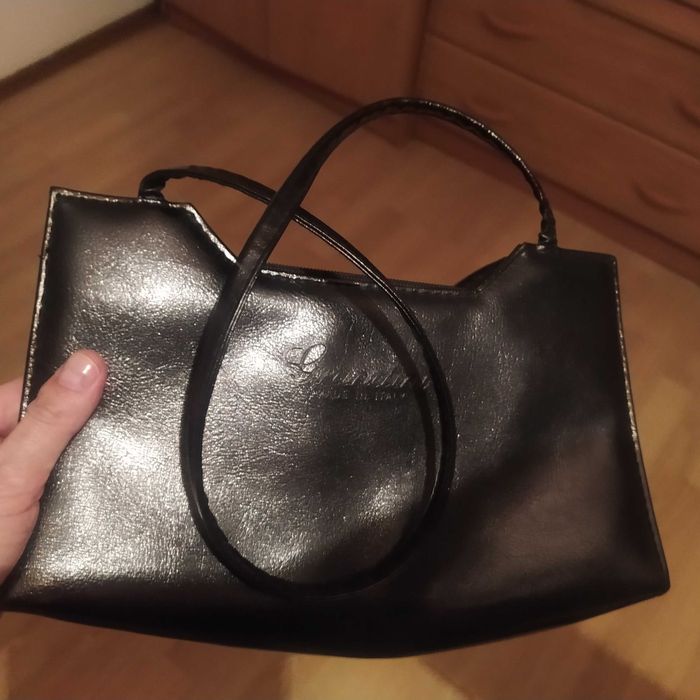 Torebka czarna mała na ramię lakierkowa