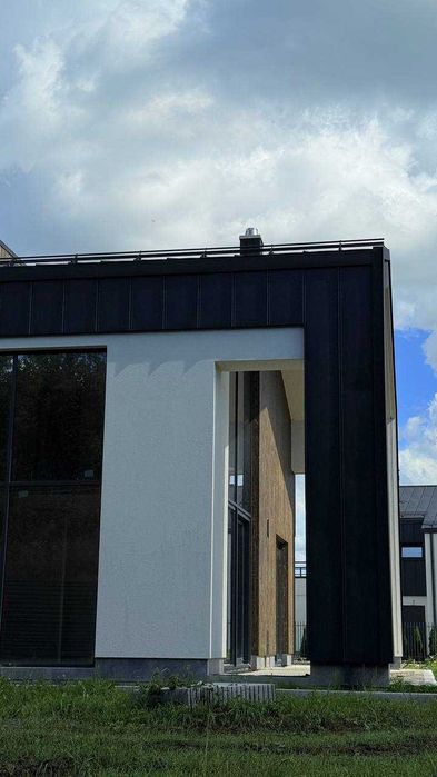 Просторий будинок, котедж в КМ