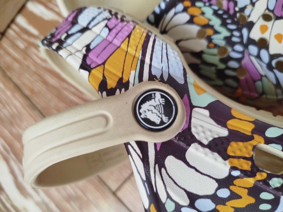 Crocs c12 beżowe motyle kwiaty