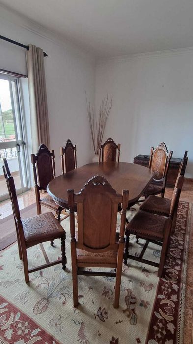 Conjunto Mesa e 8 Cadeiras em Madeira Vintage