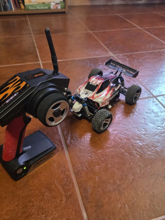 Vendo WLToys Vortex 4x4 telecomandado, escala 1:18, em estado impecável.