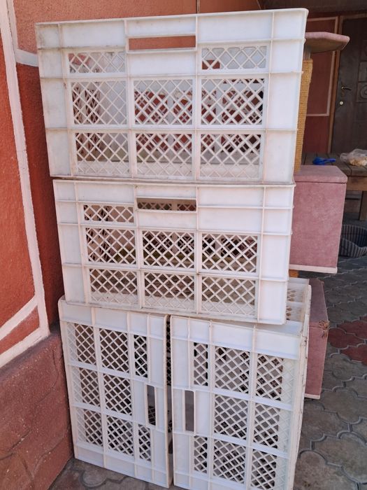 Пластиковые ящики.