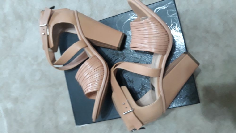 Босоніжки Dolce Vita Nicola 9.5 US,оригінал.