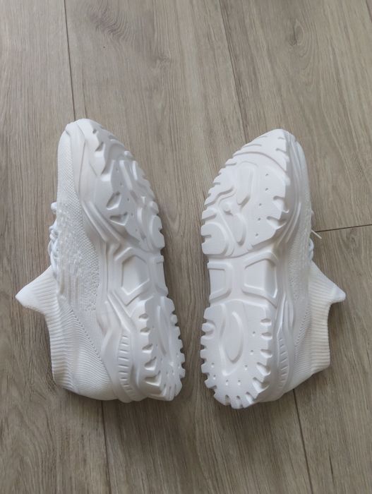 Białe lekkie buty