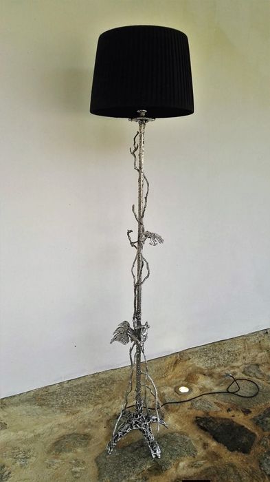 Candeeiro feito em metal sem abajur