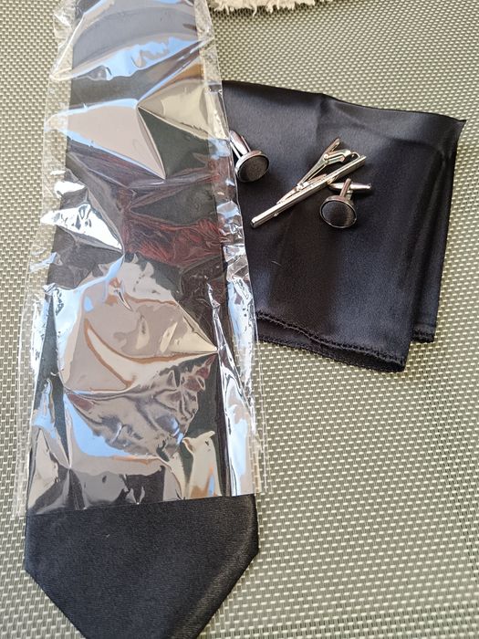 Conjunto gravata, lenço, botões de punho e alfinete