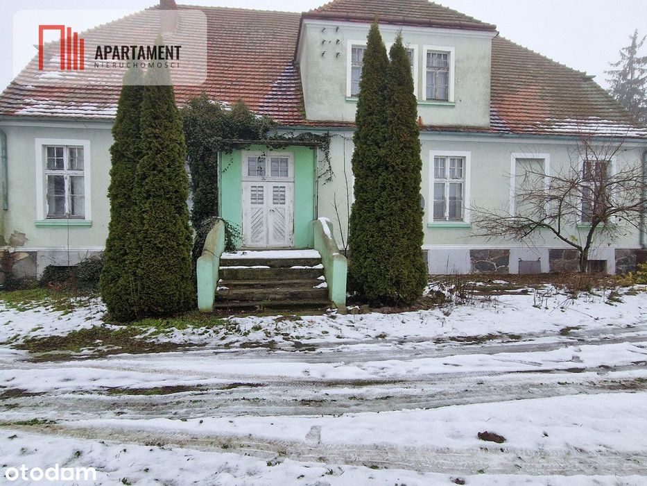 Dom w stylu dworkowym z dużą działką