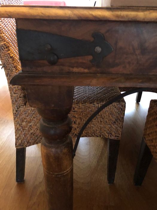 Móveis usados: aparador, mesa, cadeiras