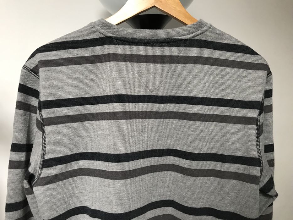 Szary sweter w paski z dekoltem V serek Lincoln M