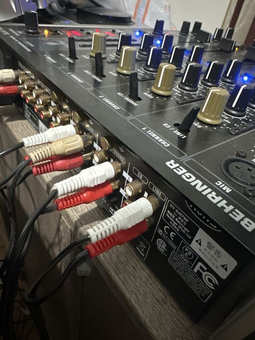 Mesa de Mistura Behringer DJX750