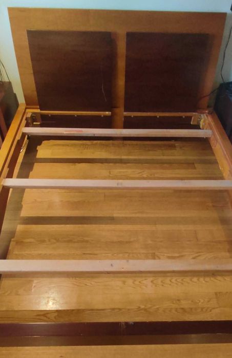 Conjunto de 2 mesas de cabeceira, cama (inclui o estrado) em cerejeira