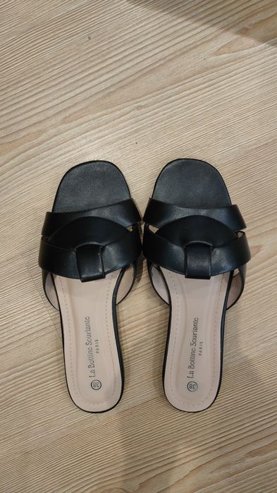 Шкіряні шльопанці жіночі чорні