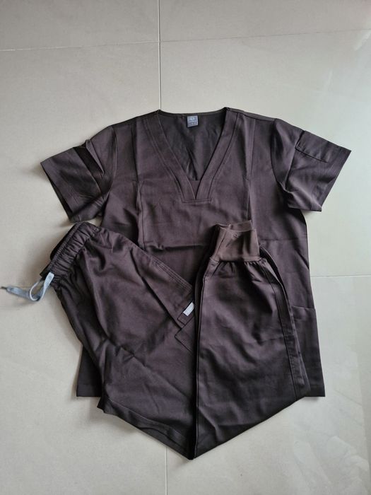 Uniform medyczny w kolorze czekoladowym
