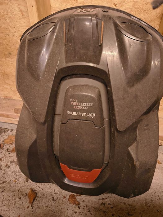 Housquarna Automower 330X, Електро газонокосарка (Tesla)