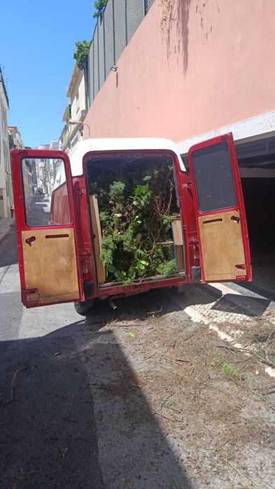 Transporto tudo que couber na carrinha desde que combinado!  (Preço fixo)