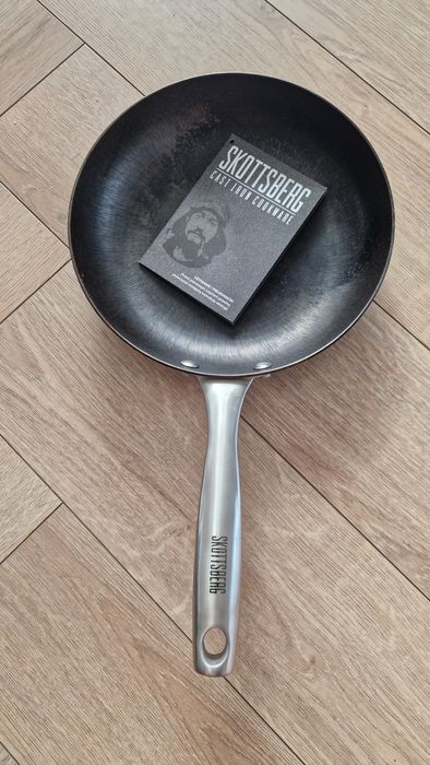 Patelnia żeliwna na ognisko nieprzywierająca SKOTTSBERG CAST IRON 24cm