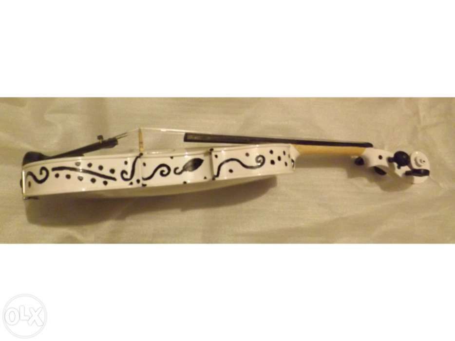 Violino de madeira de cor branca 4/4 lisos ou decorados. Novos