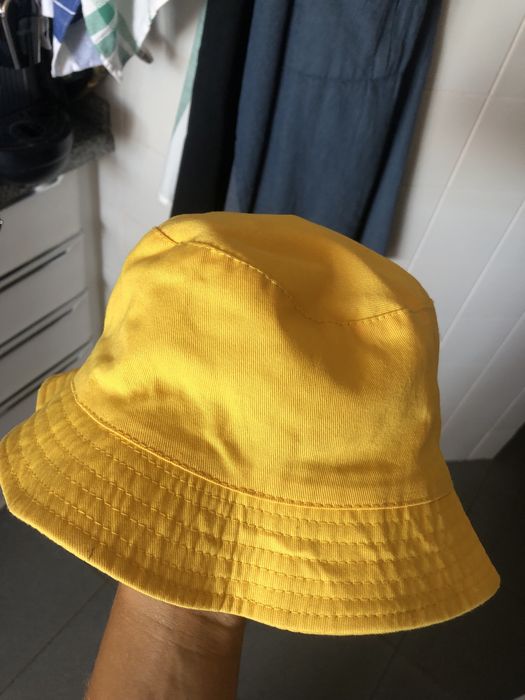 Chapéu novo amarelo fresco