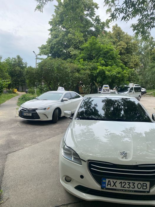 Аренда Toyota Camry hybrid бренд uklon