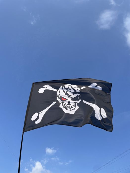 Піратський прапор веселий роджер з черепом червоне око пиратски флаг