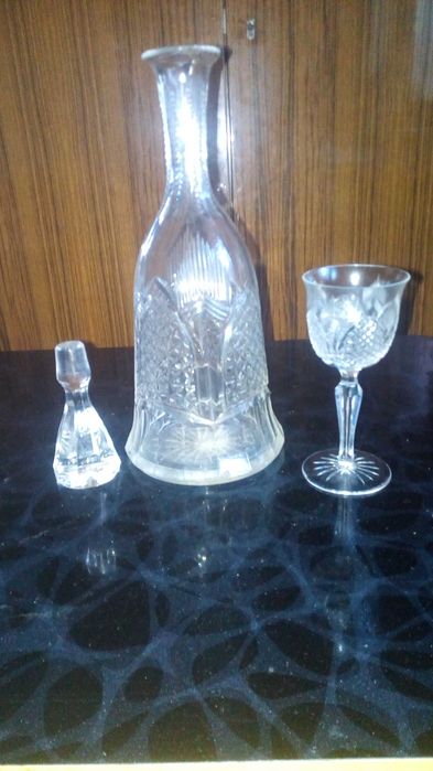 графин хрустальный на блюде.