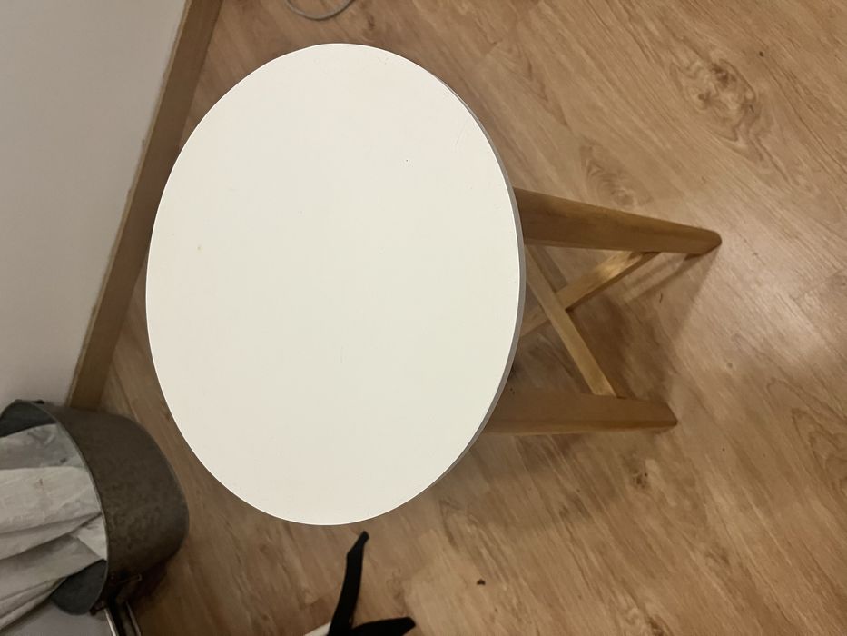 Banco alto branco e madeira