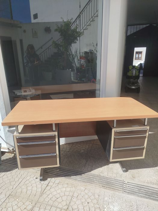Secretária  em ferro com gavetas