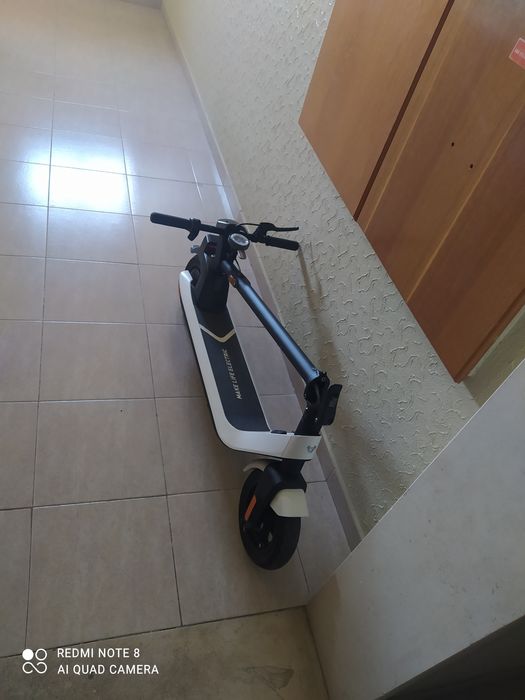 Trotinete elétrica faz até 40km em bom estado ,com marcas de uso.