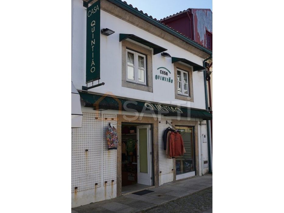 Edificio dentro das muralhas de Valença em plena zona histórica